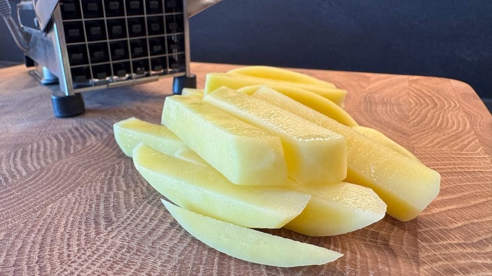 Mit dem Meisterklasse-Kartoffelhacker geschnittene Pommes