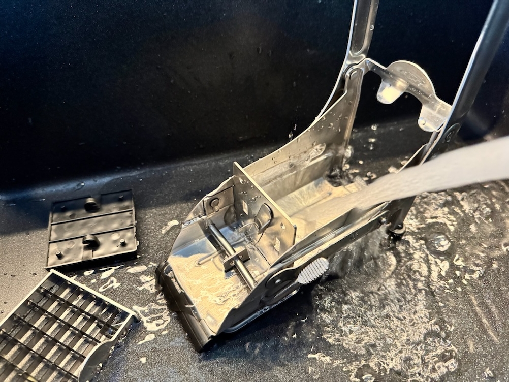 Reinigung des Meisterklasse-Kartoffelhacker mit Wasser