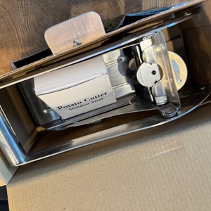 Geöffneter Karton des Meisterklasse-Kartoffelhacker