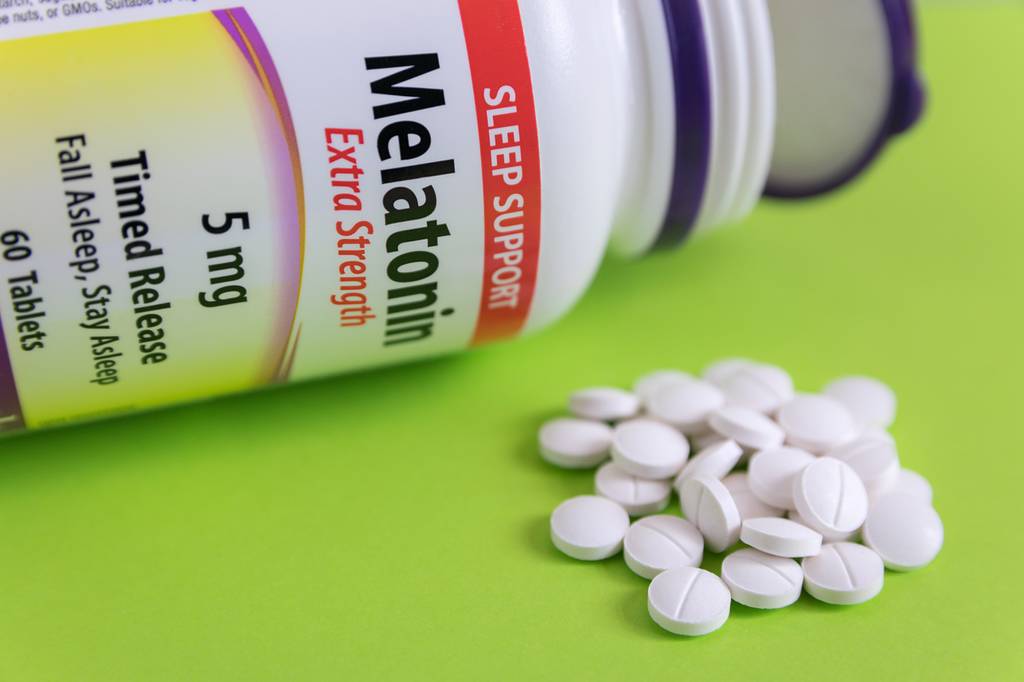 Melatonin-Kapseln-Test: Neben einer Melatonin-Dose liegen Melatonin-Kapseln. 