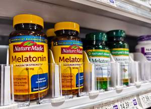 Melatonin-Kapseln-Test: Melatonin-Kapsel-Dosen befinden sich in einem Supermarktregal. 