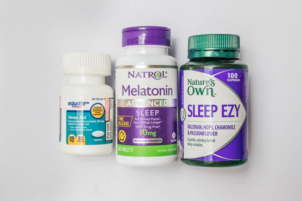Melatonin-Kapseln-Test: Drei Melatonin-Dosen sind nebeneinander aufgereiht. 