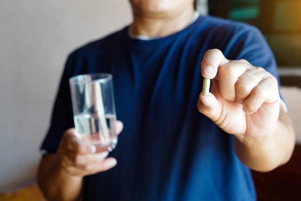 Melatonin-Kapseln-Test: Ein Mann hält eine Melatonin-Kapsel in der Hand. 