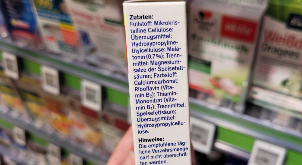 Melatonin im Test: Seitenansicht der Packung mit Zutaten.
