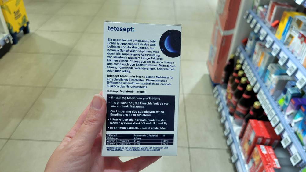 Melatonin getestet: Eine Hand hält die Packung mit der Rückseite nach vorne.