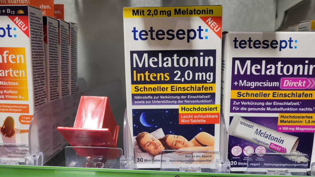 Eine Packung des getesteten Melatonins steht neben anderen Produkten in einem Regal.