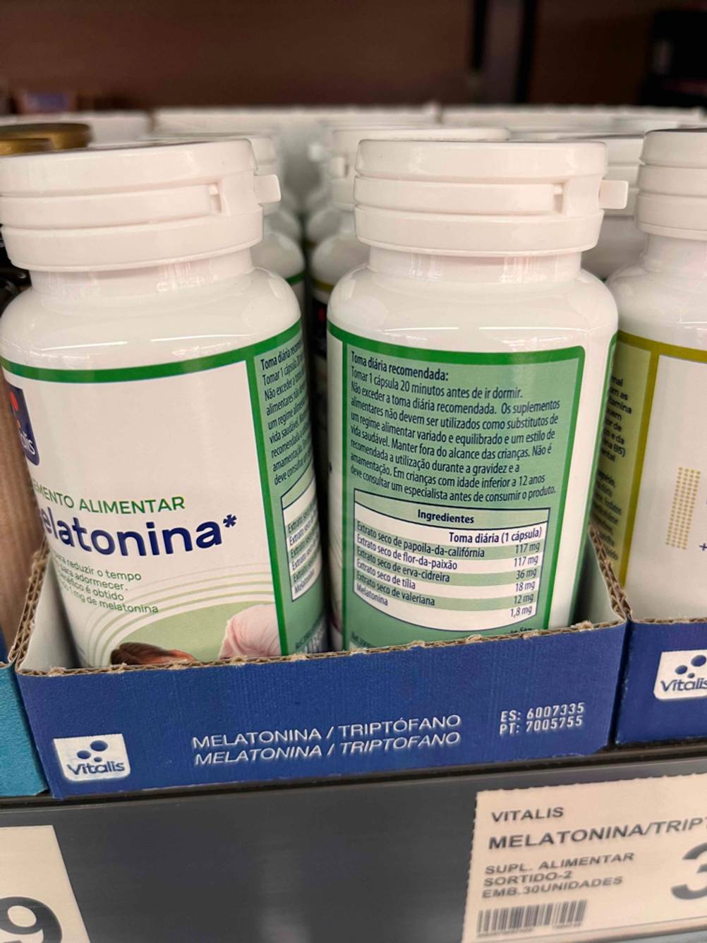 In einem Regal stehen mehrere Dosen des getesteten Melatonins eine mit der Rückseite nach vorne.