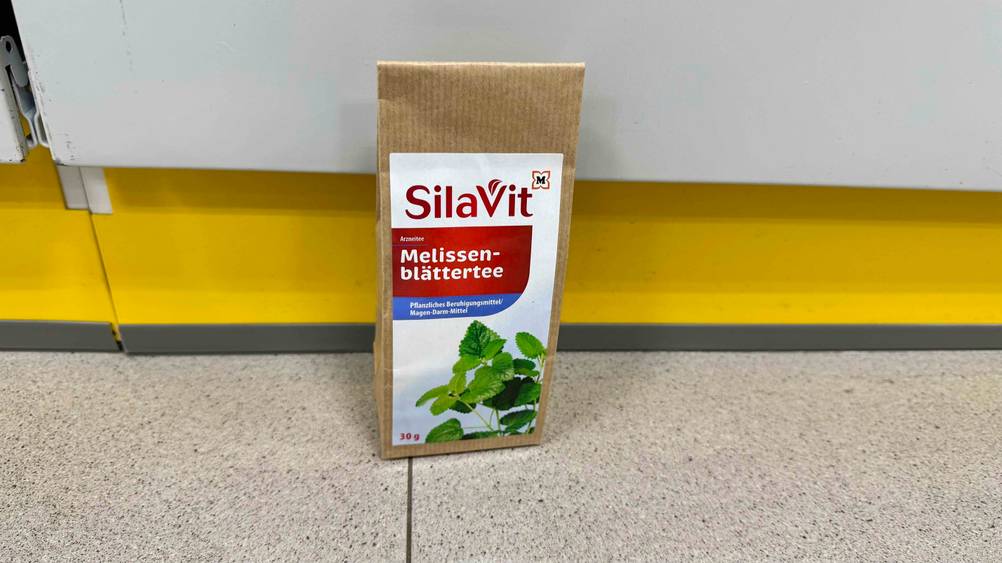 Melissentee getestet: Eine Packung vor einem Regal auf dem Boden.