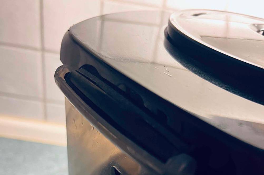 Schwarze Kaffeemaschine mit Direktbrühsystem im Test: Nahaufnahme des Wasserbehälters.