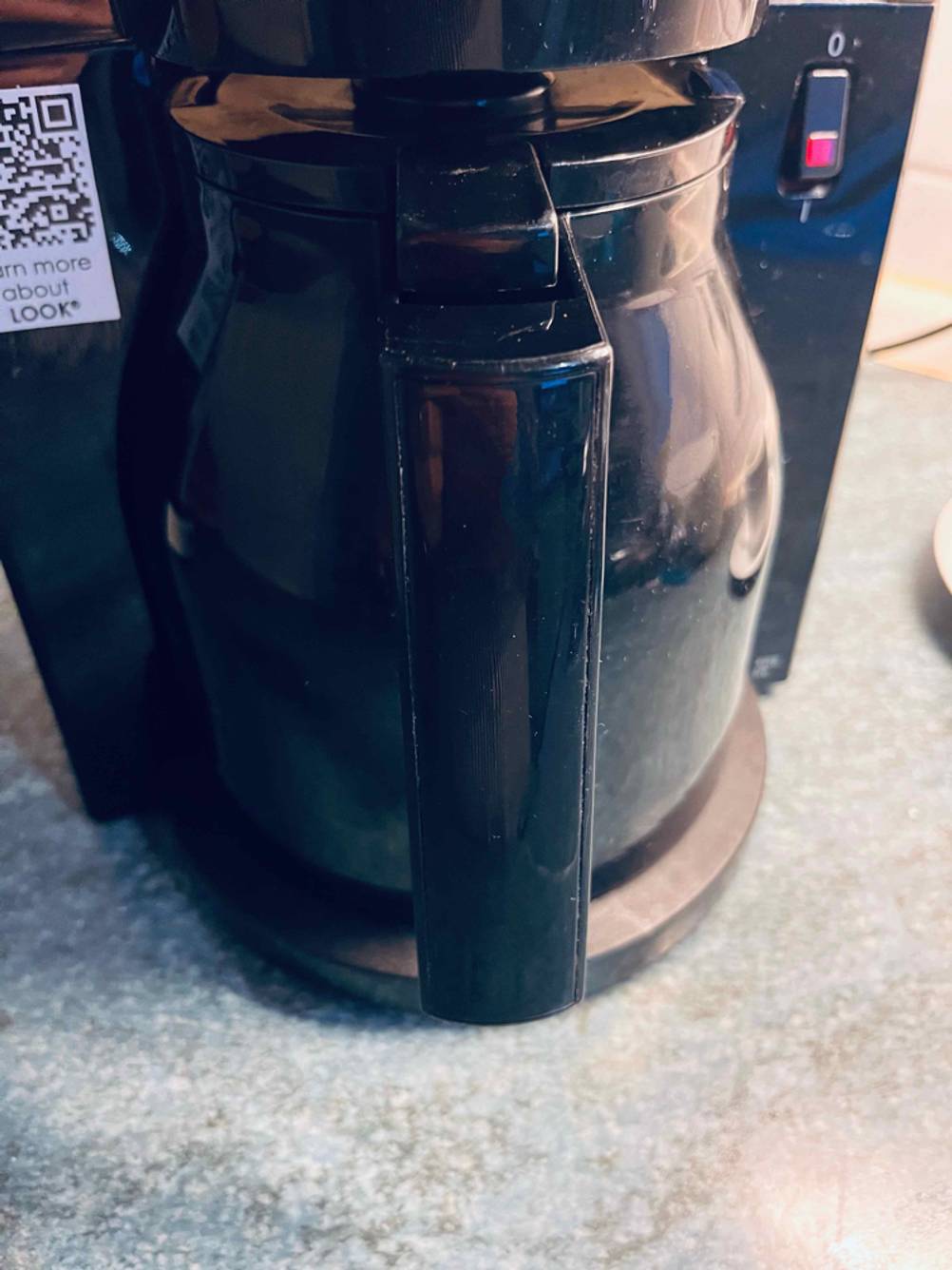 Getestet: Nahansicht des Griffs der Kanne einer Kaffeemaschine mit Direktbrühsystem.