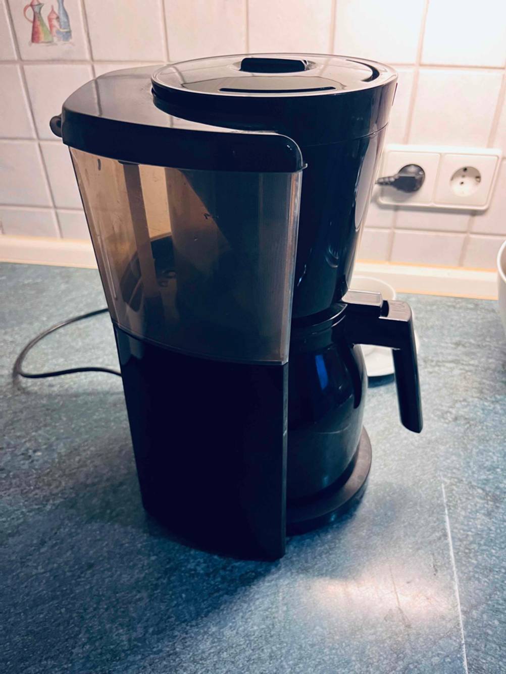 Seitenansicht einer getesteten Kaffeemaschine mit Direktbrühsystem.