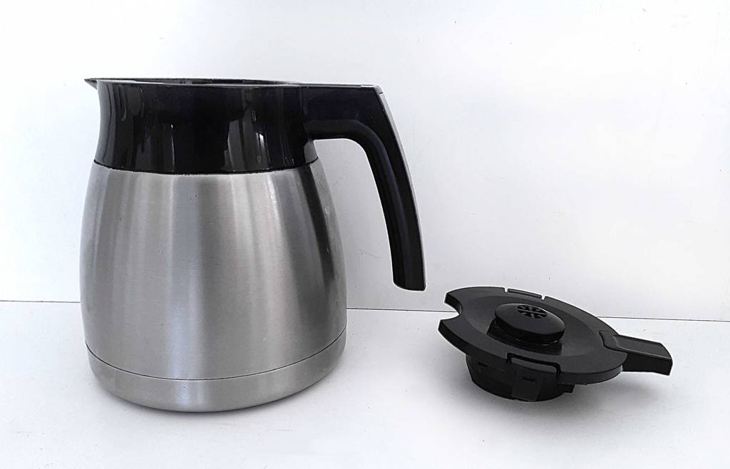 Melitta-Kaffeemaschine getestet: Der Deckel liegt neben der Kanne.