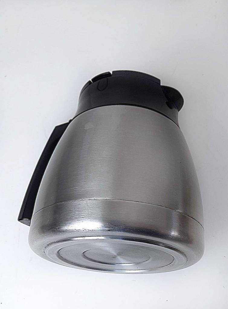 Die Kanne einer getesteten Melitta-Kaffeemaschine liegt auf einer weißen Fläche.