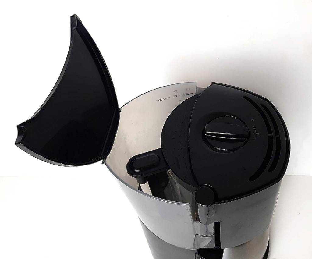 Blick auf den geöffneten Wassertank einer getesteten Melitta-Kaffeemaschine.