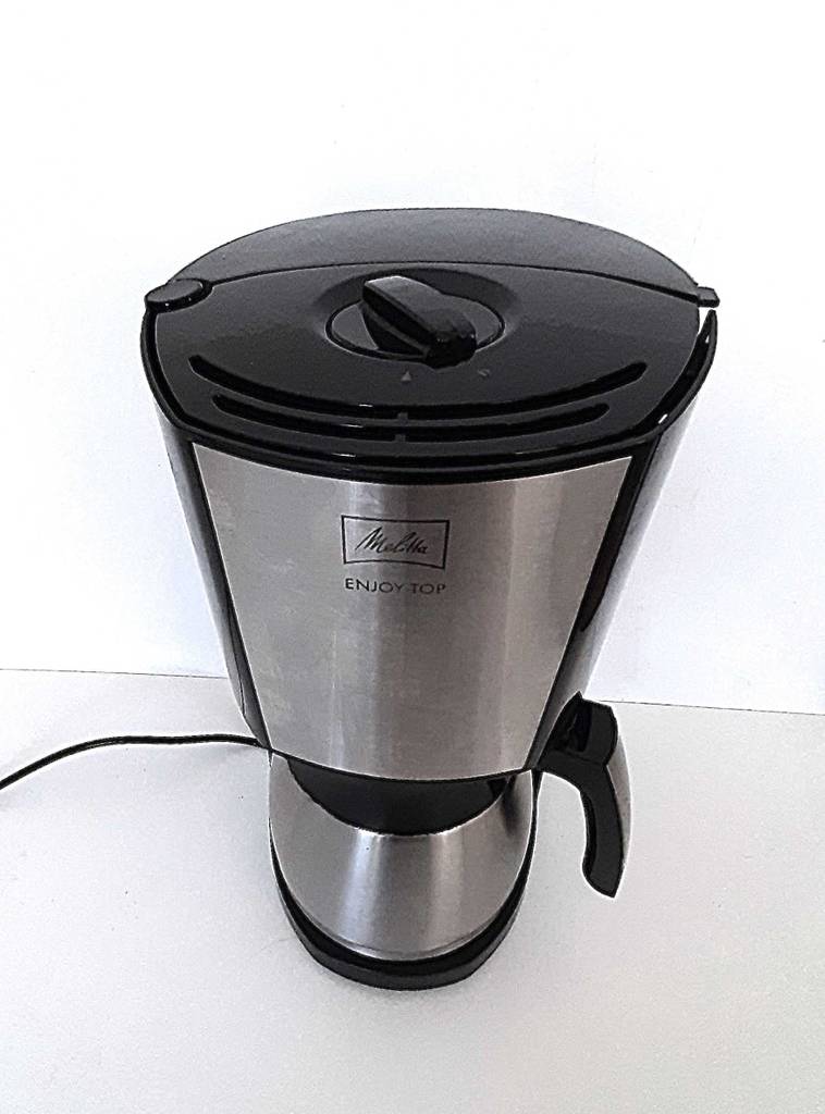 Blick von schräg oben auf eine Melitta-Kaffeemaschine im Test.