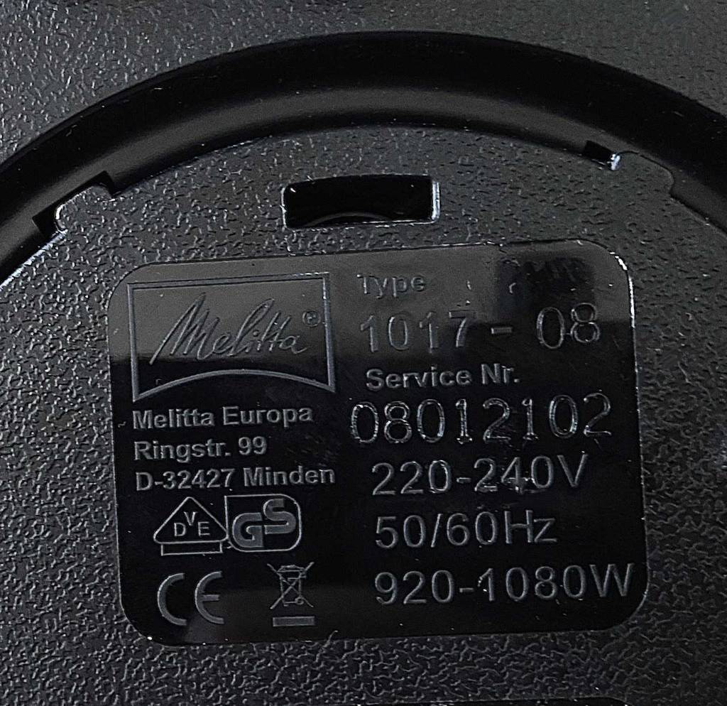Auf der Unterseite einer Melitta-Kaffeemaschine im Test sind Infos zum Gerät eingraviert.