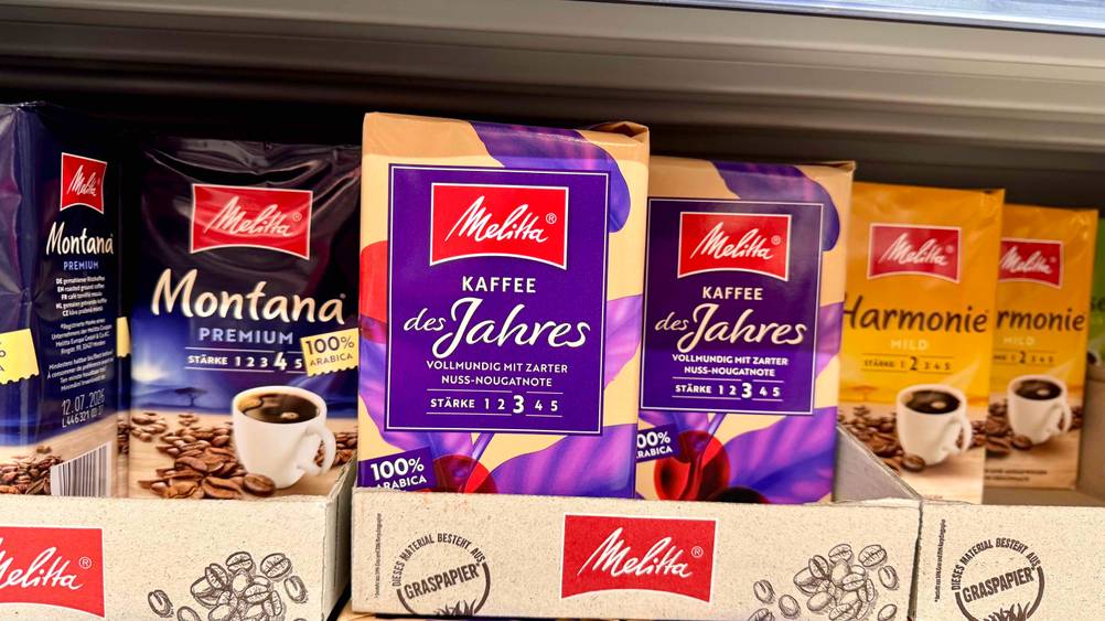 Melitta-Kaffee im Test: Mehrere Packungen stehen in einem Regal neben anderen Produkten.