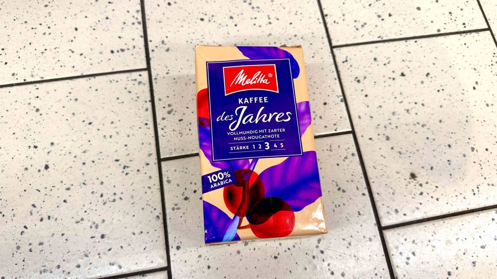 Getestet: Eine Packung Melitta-Kaffee auf einem hellen Boden liegend.