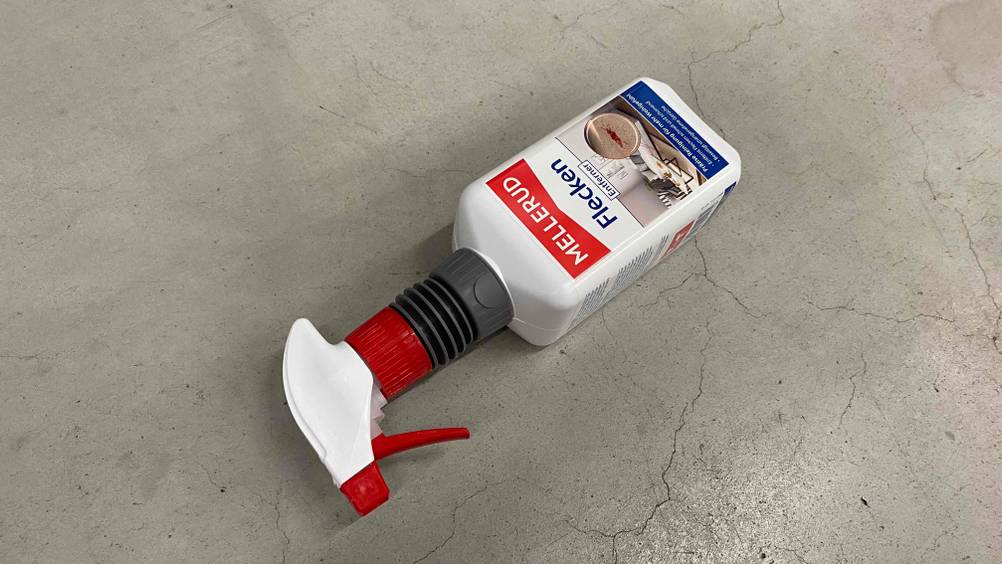 Getestet: Nahaufnahme des Sprühkopfes einer Flasche Fleckenentferners.