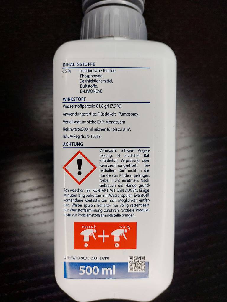 Mellerud-Schimmelentferner Im Test: Blick auf die Warnhinweise auf der Rückseite des Produkts.