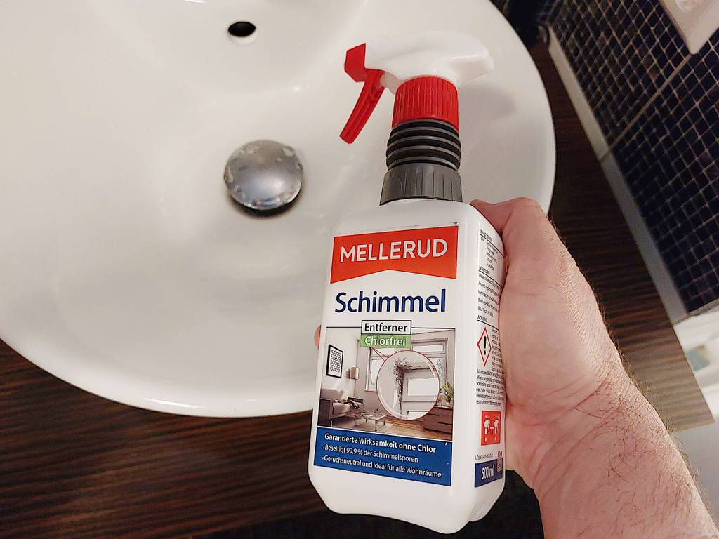 schimmelentferner-Test: Ein chlorfreier schimmelentferner wird in der Hand gehalten.
