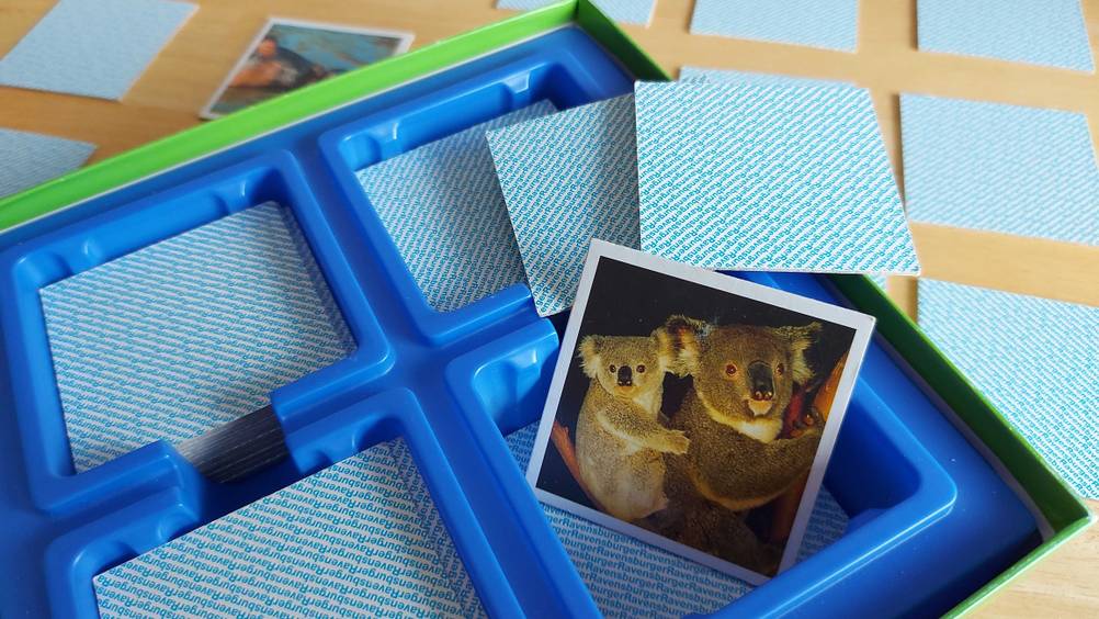 Ein Memory-Spiel im Test wird aus dem Karton genommen.