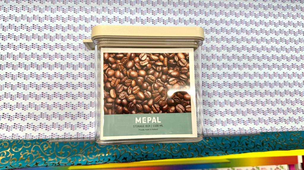 Auf dem Kartonblister einer Mepal-Vorratsdose im Test sind viele Kaffeebohnen.