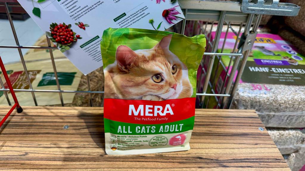 Mera-Katzenfutter-Test: Eine Packung steht auf einem Holzregal.