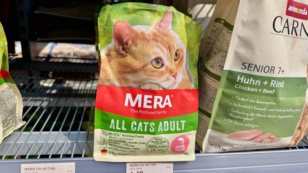 Mera-Katzenfutter im Test: Mehrere Packungen stehen zwischen anderen Marken in einem Regal.