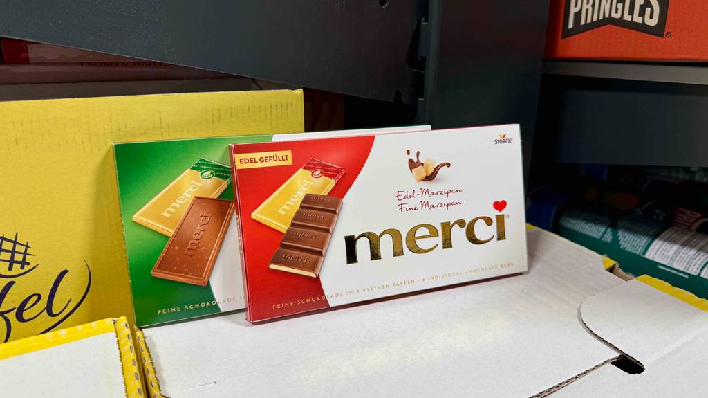 Merci-Schokolade getestet: Eine Tafel der Sorte Marzipan steht vor einer anderen Tafel.