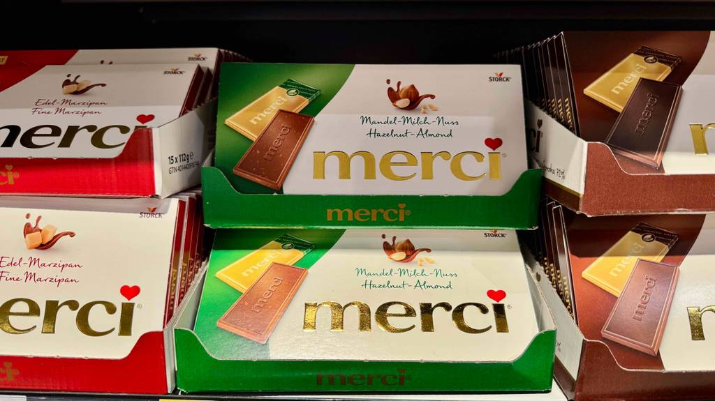 Merci-Schokolade-Test: Mehrere Tafeln verschiedener Sorten stehen auf- und nebeneinander.