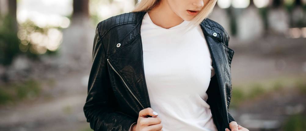 Merino-Shirt-Damen-Test: Frau trägt Lederjacke über weißem Shirt