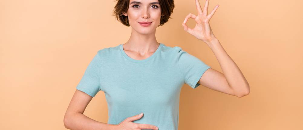 Merino-Shirt-Damen-Test: Frau im blauen Shirt macht Zeichen für OK.