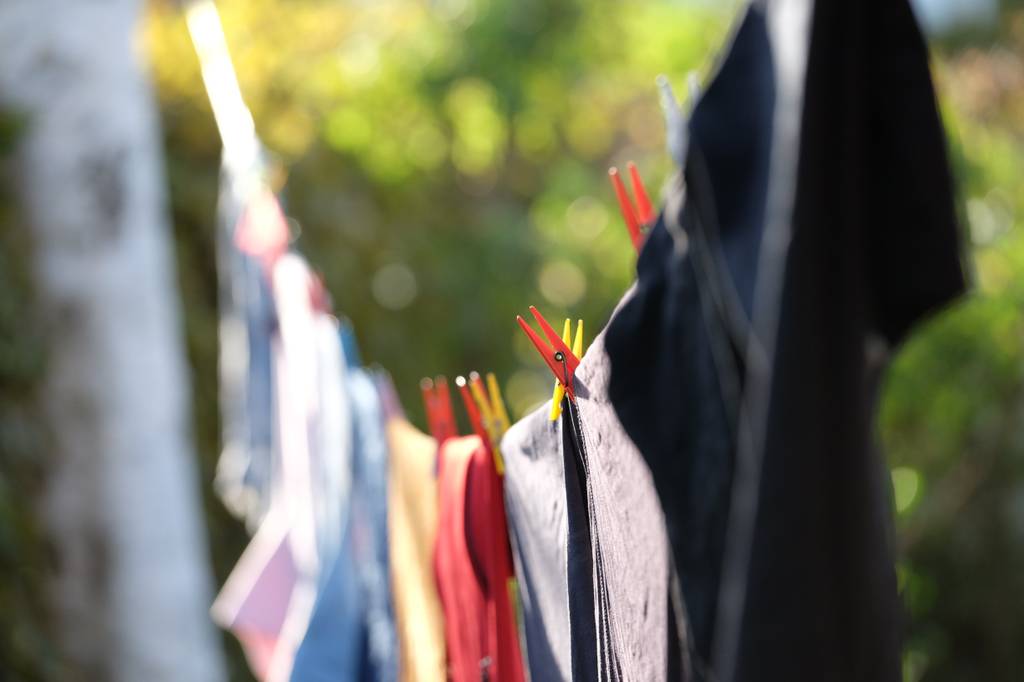 Merino-Unterwäsche-Damen-Test: Auf einer Wäscheleine trocknet Kleidung. 