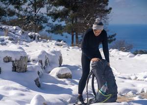 Merino-Unterwäsche-Damen-Test: Eine Person in Merino-Unterwäsche auf einem verschneiten Berg. 