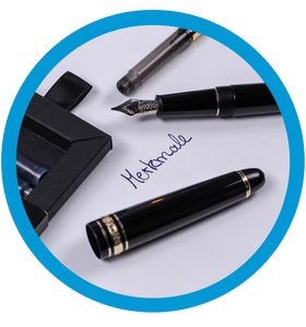 Das Wort Merkmale steht mittig zwischen den Einzelteilen eines auseinandergebauten Füllers.