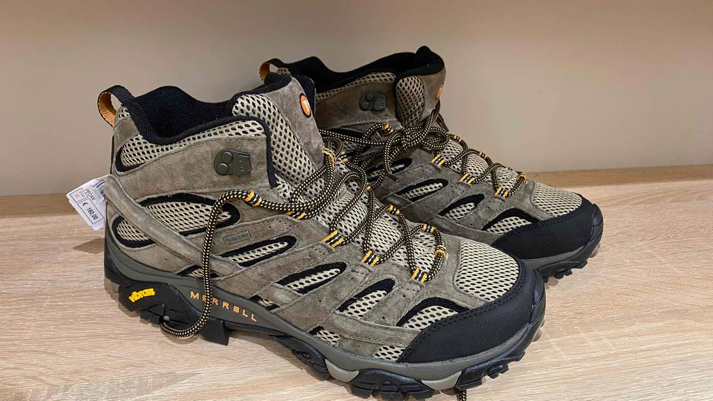 Nahansicht der Seite es Paars getesteter Bergschuhe für Herren.