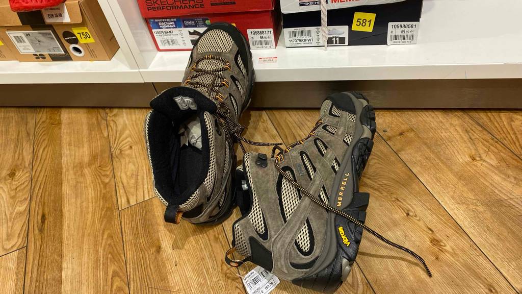 Blick von oben in ein Paar getestete Bergschuhe für Herren.