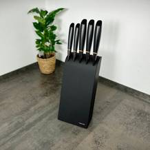Der vollständig bestückte Messerblock Fiskars 6424009787917 steht frei im Raum. Die fünf Messer sind ordentlich im Block eingesetzt.
