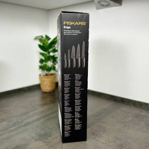 Die rechte Verpackungsseite des Fiskars-6424009787917-Messerblocks zeigt technische Produktinformationen in mehreren Sprachen. Das Bild zeigt die Box in aufrechter Position.