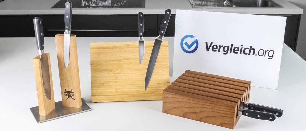 Verschiedene Messer und Messerblöcke stehen auf einer Küchenarbeitsfläche.