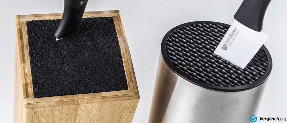 Zwei verschiedene Messerblöcke mit jeweils einem Messer.