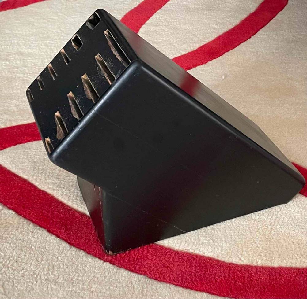 Der getestete Messerblock steht auf dem Teppich.