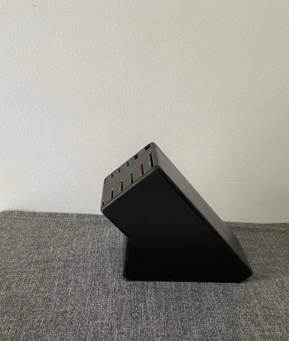 Der getestete Messerblock hat eine schwarze Farbe.