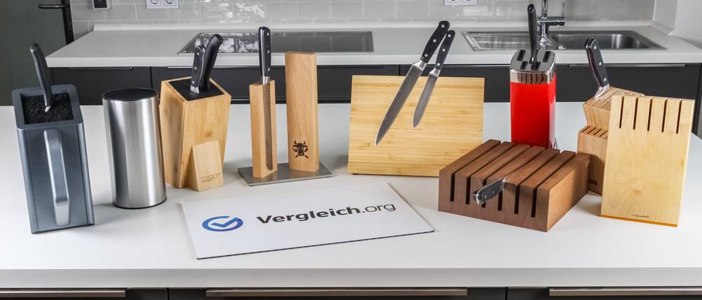 Messerblock-Test: Verschiedene Messerblöcke hinter einem Schild mit der Aufschrift Vergleich.org.