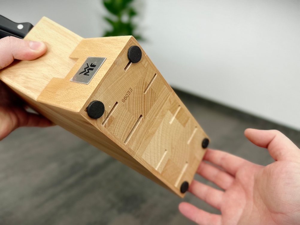 Die Unterseite des WMF-1874699990-Messerblocks ist zu sehen. Vier Gummifüße sorgen für stabilen Halt.
