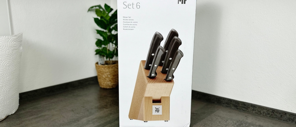 Die Verpackung des WMF-1874699990-Messerblocks steht aufrecht und zeigt das Set auf der Vorderseite. Das Modell gehört zur Classic Line.