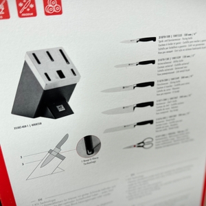 Detailaufnahme der Rückseite der Verpackung des Zwilling 35145-007-0. Abgebildet sind Messer, Block und Funktionshinweise.