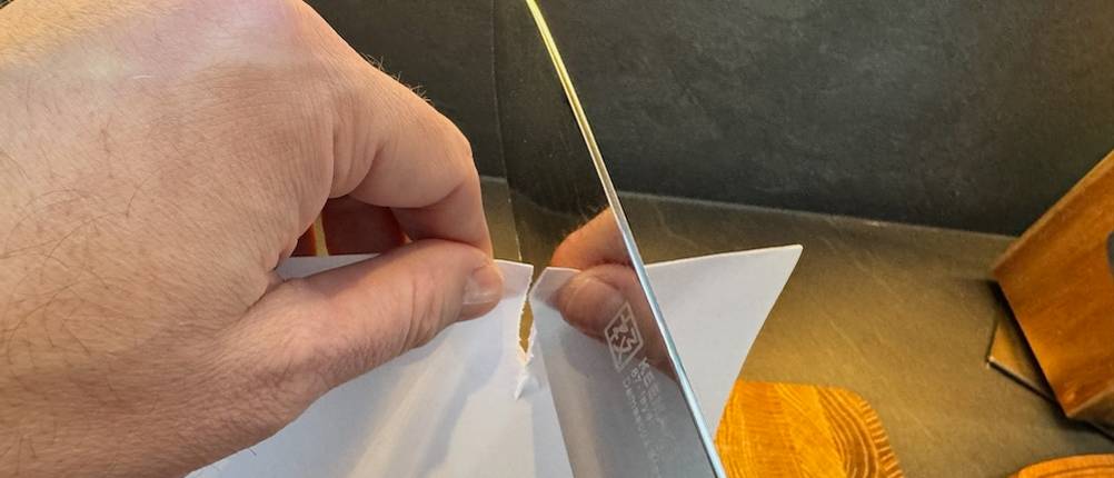 Papier wird vor dem Schleifen mit dem F. Dick 9009200 angeschnitten
