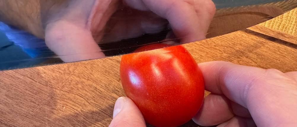 Messer schneidet Tomate vor dem Schleifen mit dem F. Dick 9009200 an